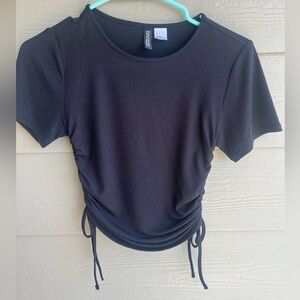 Divided (H&M) black short sleeve t shirt with adjustable side scrunching